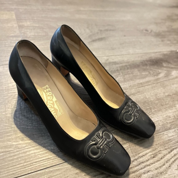 Salvatore Ferragamo original leather low heel pumps - Picture 2 of 4